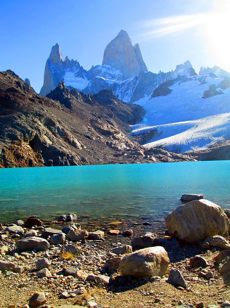 Turquoise Laguna de los Tres beneath the granite peak of Fitz Roy